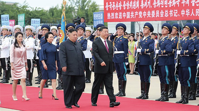 시진핑 중국 국가주석이 지난 6월 평양을 방문, 김정은과 함께 북한군 의장대를 사열하고 있다. ⓒphoto 인민일보