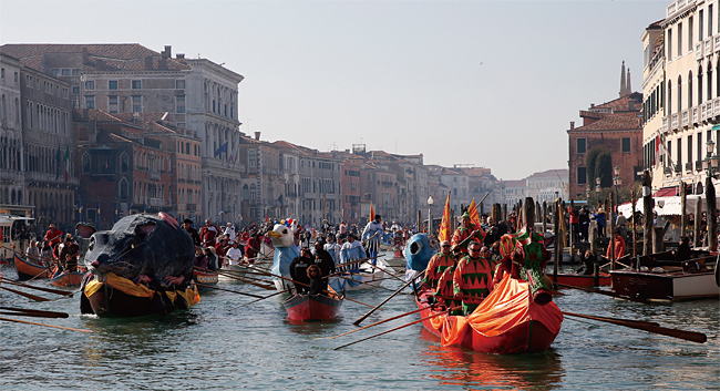 지난 2월 열렸던 베네치아 카니발에서 시민들이 곤돌라를 타고 수상 퍼레이드를 벌이고 있다. ⓒphoto 뉴시스