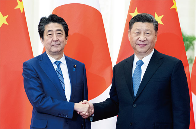 지난 12월 23일 베이징 인민대회당에서 회동한 아베 일본 총리(왼쪽)와 시진핑 중국 국가주석. ⓒphoto 뉴시스
