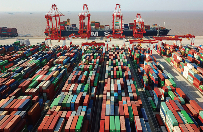 중국 주요 수출항인 상하이 양산부두 컨테이너 선착장. ⓒphoto 뉴시스·AP