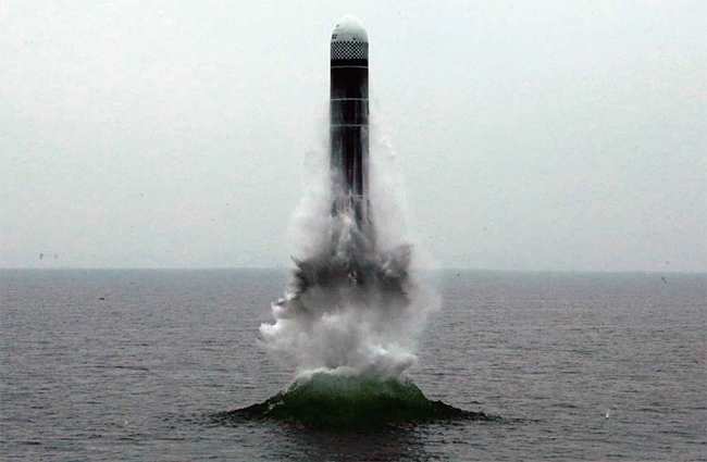 지난 10월 북한이 공개한 잠수함탄도탄 북극성 3형 시험발사 모습. ⓒphoto 뉴시스·노동신문