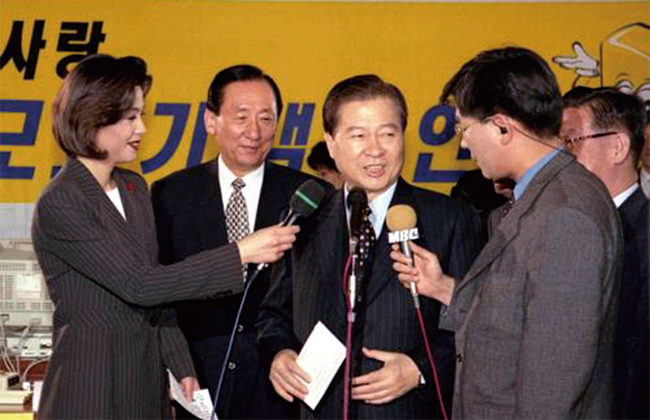 1998년 1월부터 2개월간 진행된 ‘금 모으기 운동’을 이끈 김대중 대통령.
