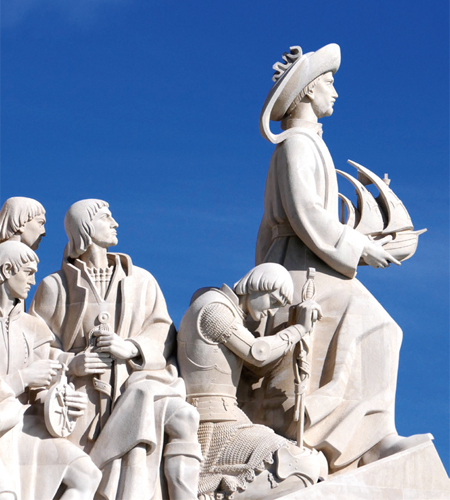 리스본 테주강변에 있는 ‘발견기념비’ 맨앞에 선 이는 대항해 시대를 선도한 엔히크 왕자다.