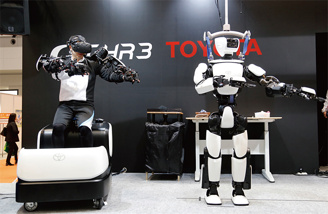 일본 도요타사가 최근 선보인 인체 형상의 T-HR3 로봇. ⓒphoto 뉴시스