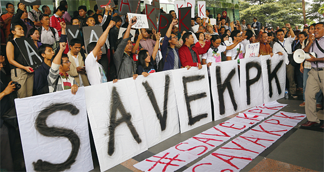 2015년 1월 23일 인도네시아 자카르타에 있는 KPK 사무실 앞에서 KPK를 지지하는 시민들이 경찰의 보복 수사에 항의하는 시위를 벌이고 있다. ⓒphoto AP