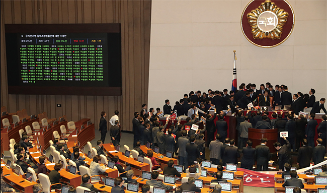 지난해 12월 27일 서울 여의도 국회에서 열린 제373회 국회 본회의에서 공직선거법 일부 개정법률안이 가결되고 있다. ⓒphoto 뉴시스
