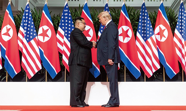 트럼프 미국 대통령이 2018년 6월 싱가포르에서 김정은과 정상회담에 앞서 악수하고 있다. ⓒphoto 백악관