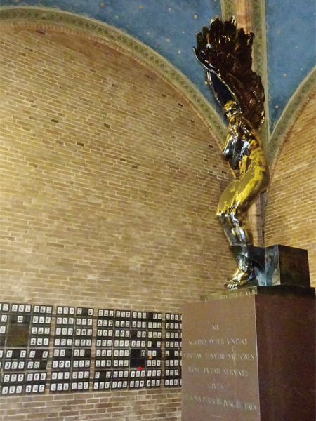 이탈리아 베네통 지방의 중세도시 페라라의 전몰자 기념관에 세워져 있는 족쇄 채워진 천사상.