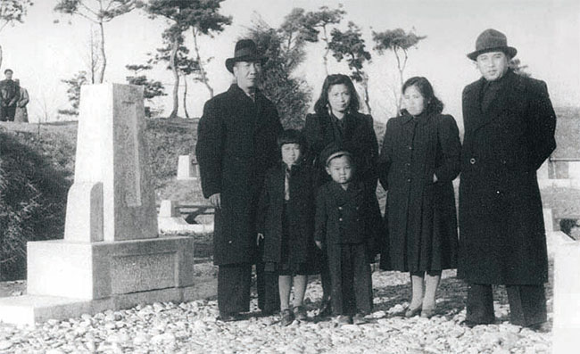 1948년 안길의 묘를 함께 찾은 김일성(오른쪽)과 저우바오중(왼쪽) 가족. 김정숙(김일성 옆)과 김정일(첫줄 남자아이)도 보인다. ⓒphoto 바이두
