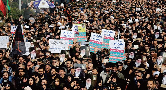 이란 국민들이 지난 1월 4일 테헤란에서 미국에 대한 보복 공격을 요구하며 시위하고 있다. ⓒphoto Anadolu Agency