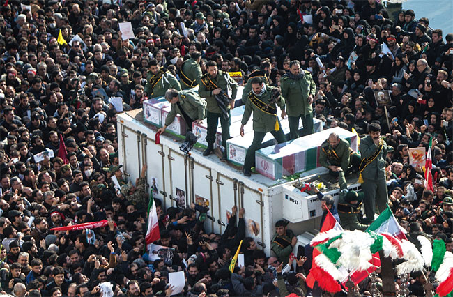 지난 1월 6일 이란 수도 테헤란에서 열린 솔레이마니 장례식에 운집한 군중들. ⓒphoto 뉴시스