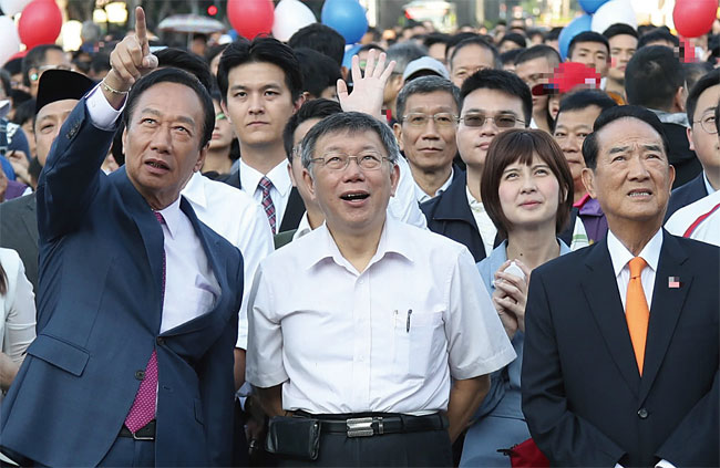 (왼쪽부터) 궈타이밍 홍하이정밀 회장, 커원저 타이베이 시장, 쑹추위 친민당 주석. ⓒphoto 구글