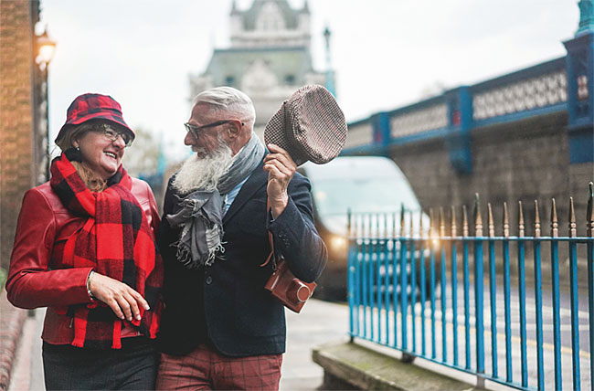 영국 런던 거리를 걷고 있는 노인 부부. ⓒphoto 셔터스톡
