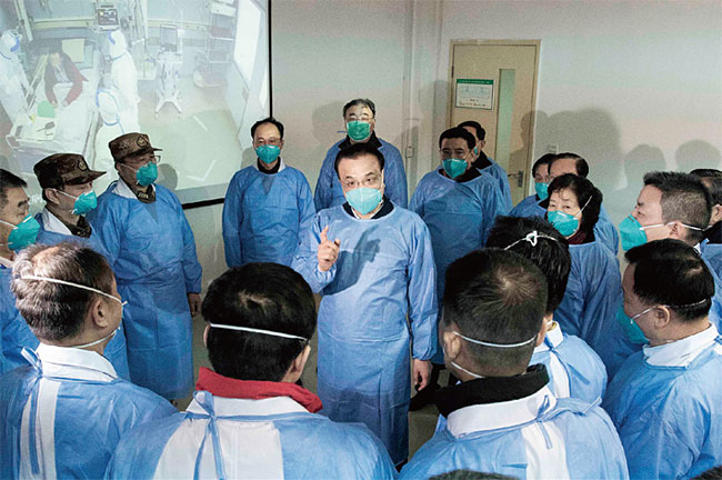 지난 1월 27일 후베이성 우한의 진인탄병원을 방문해 의료진을 격려하는 리커창 총리. ⓒphoto 신화·뉴시스
