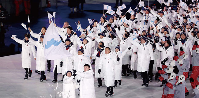 남북한 선수들이 2018년 평창 동계올림픽에서 한반도기를 들고 입장하고 있다. ⓒphoto 뉴시스