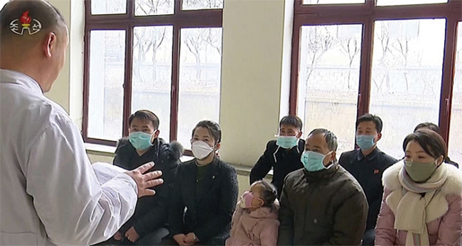 최근 북한 주민들이 마스크를 쓴 채 의료진으로부터 우한 폐렴 예방 교육을 받고 있는 모습. ⓒphoto 조선중앙 TV