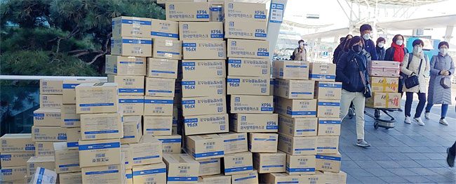 신종 코로나바이러스 여파로 마스크 품귀 현상이 이어지고 있는 지난 2월 5일 인천국제공항 1터미널에 마스크 상자가 쌓여 있다. ⓒphoto 뉴시스