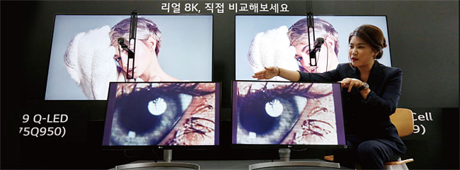 지난해 9월 17일 서울 여의도 LG트윈타워에서 열린 ‘디스플레이 기술설명회’에 비교 전시된 QLED TV(왼쪽)와 OLED TV. ⓒphoto 김연정 조선일보 객원기자