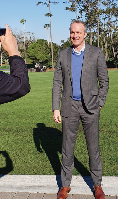 미국 골프 코스의 명작 가운데 하나로 꼽히는 TPC 소그래스 앞에서 포즈를 취한 미 PGA투어 제러드 라이스 이사(플레이어스챔피언십 총괄). ⓒphoto 민학수