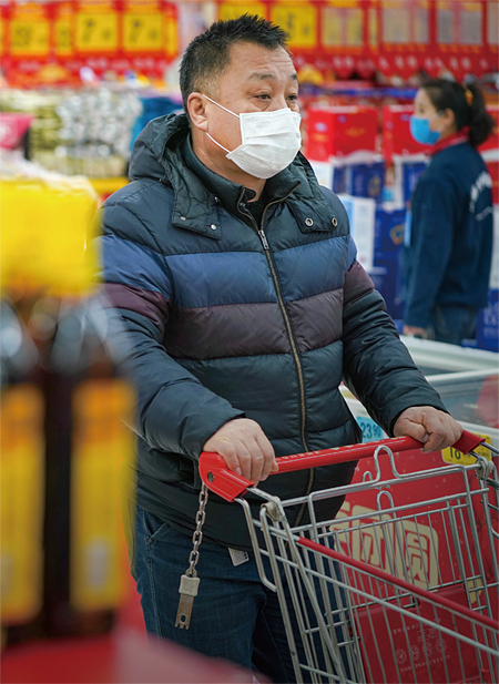 지난 2월 4일 중국 헤이룽장성 하얼빈의 대형마트에서 한 시민이 마스크를 쓴 채 장을 보고 있다. ⓒphoto 신화·뉴시스