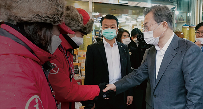 지난 2월 12일 서울 남대문시장을 방문한 문재인 대통령. ⓒphoto 뉴시스