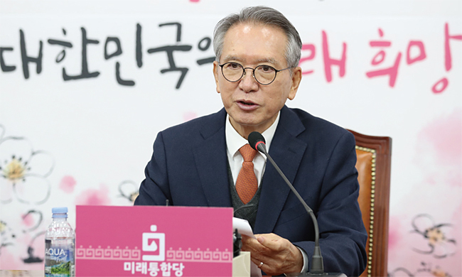 김형오 미래통합당 공천관리위원장이 지난 2월 18일 서울 여의도 국회에서 인재영입 관련 발표를 하고 있다. ⓒphoto 뉴시스