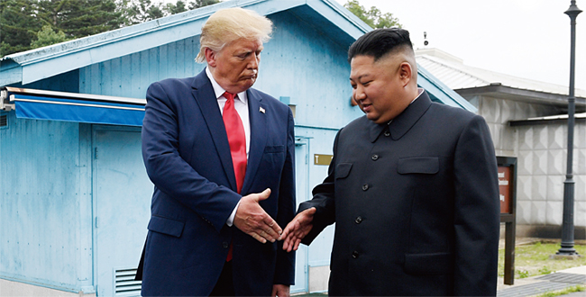 지난해 6월 30일 판문점에서 만나 악수를 하고 있는 트럼프 대통령과 김정은 위원장. ⓒphoto 뉴시스