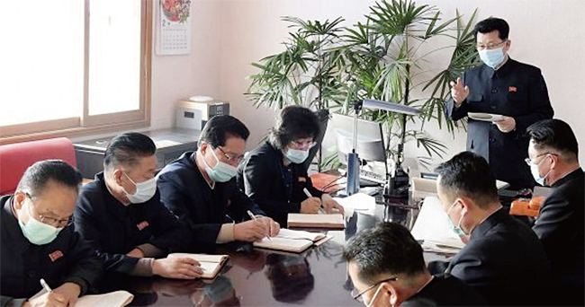 김재룡 북한 총리(오른쪽)가 내각 간부들에게 코로나19 방역대책을 지시하고 있다. ⓒphoto 노동신문