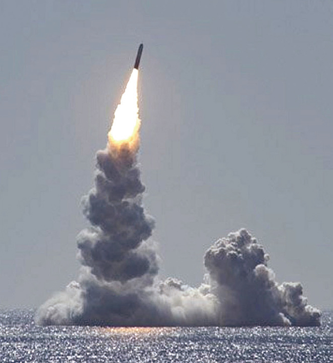 미 핵잠수함 메인호가 지난 2월 12일 SLBM인 트라이던트Ⅱ를 시험발사하고 있다. ⓒphoto US Navy
