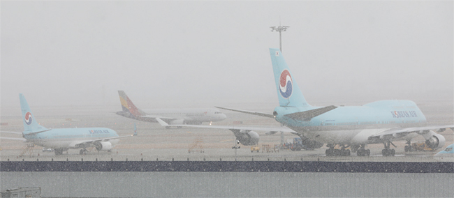 지난 2월 16일 폭설이 내린 인천공항 주기장에 B737(왼쪽), B747(오른쪽) 여객기가 나란히 주기해 있다. ⓒphoto 뉴시스