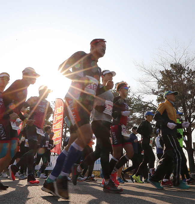 지난해 2월 24일 서울 마포구 월드컵공원 평화광장에서 열린 스포츠투데이 2019 챌린지 레이스 달리기 참가자들이 줄지어 달리고 있다. ⓒphoto 뉴시스