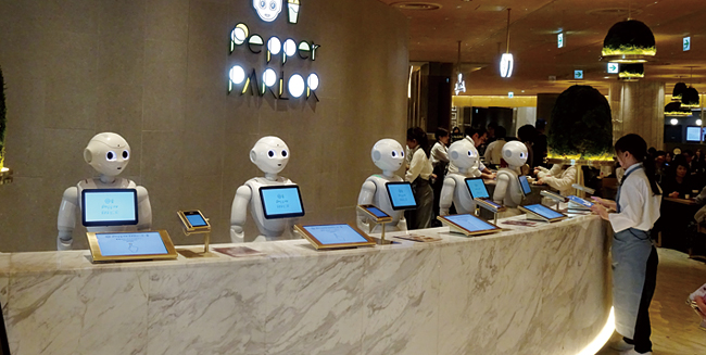 도쿄 시부야 로봇 카페 ‘페퍼 파롤’ 카운터에 늘어선 로봇들. 로봇에게 가서 주문을 한 뒤에야 자리 안내를 받을 수 있다.