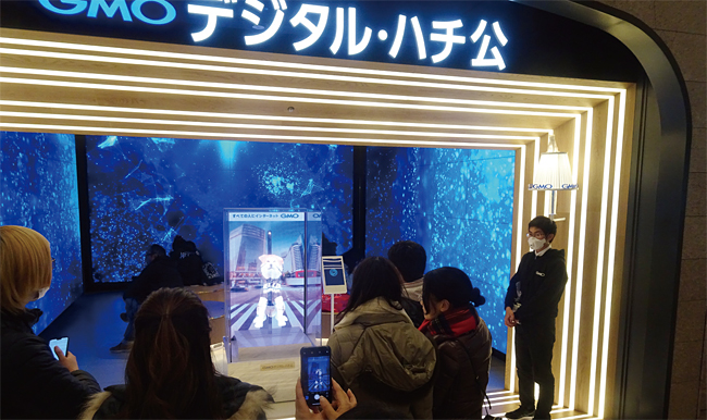 시부야 도큐플라자 1층에 있는 소프트뱅크의 특별전시관. 일본에서 유명한 충견 하치코의 3D 입체 홀로그램이 눈길을 끈다.