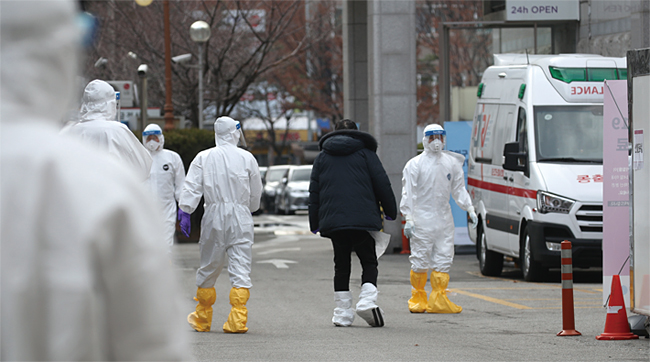 서울 중구 국립중앙의료원 의료진이 코로나19 의심환자의 진료를 마친 뒤 주변을 통제한 상태에서 이동시키고 있다. ⓒphoto 뉴시스