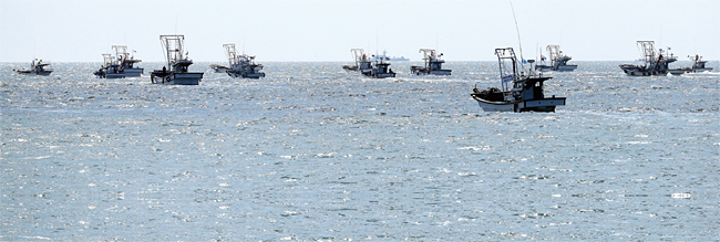 지난해 4월 백령·대청·소청도 어민들이 어장 재조정 등을 요구하며 서해 해상에서 어선을 끌고 시위를 벌이고 있다. ⓒphoto 연합