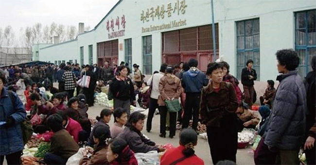 북한 라선시에 있는 장마당에서 주민들이 물건을 팔고 있다. ⓒphoto 위키피디아