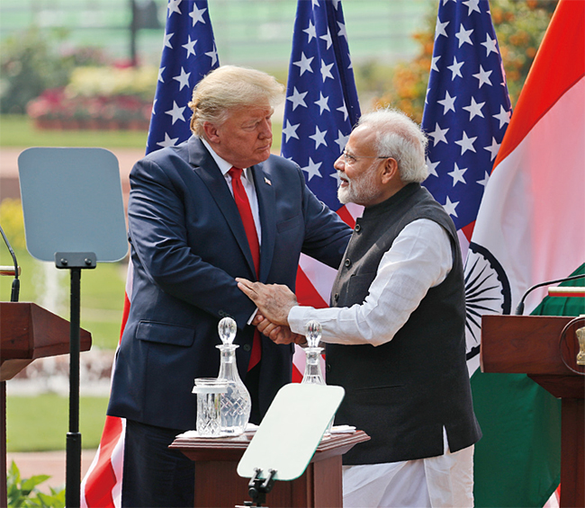 지난 2월 24~25일 취임 후 처음으로 인도를 방문한 트럼프 대통령이 나렌드라 모디 인도 총리의 환영을 받고 있다. ⓒphoto 뉴시스