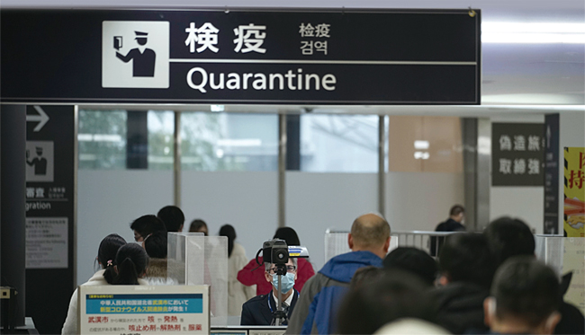 도쿄 나리타공항에서 여행객들이 체온측정기를 통과하고 있다. ⓒphoto 뉴시스