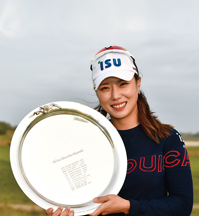 박희영이 지난 2월 9일 LPGA투어 빅오픈에서 우승을 차지한 뒤 트로피를 들고 기념촬영하고 있다. ⓒphoto 골프 오스트레일리아