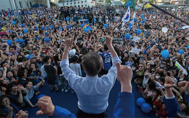 2017년 대선 당시 광주송정역 앞 광장에서 유세하는 문재인 대통령을 보기 위해 모인 지지자들. ⓒphoto 뉴시스
