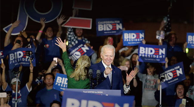 미국 민주당 대선 경선 후보인 조 바이든 전 부통령이 지난 3월 3일 미국 로스앤젤레스에서 열린 집회에서 지지자들의 환호를 받고 있다. ⓒphoto 연합·AP