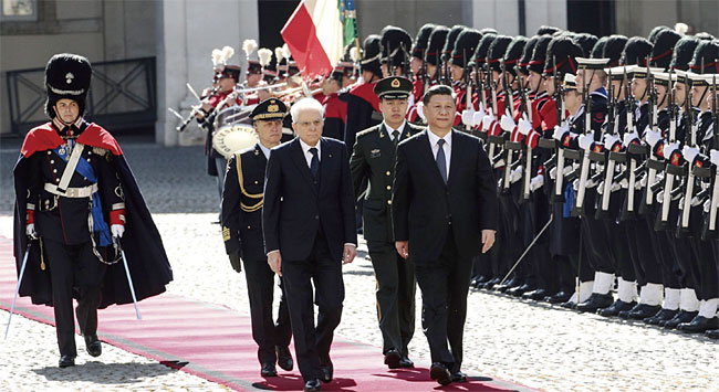 지난해 3월 이탈리아를 방문한 시진핑 중국 국가주석(오른쪽)이 마타렐라 이탈리아 대통령과 이탈리아 의장대를 사열하고 있다. ⓒphoto China Daily
