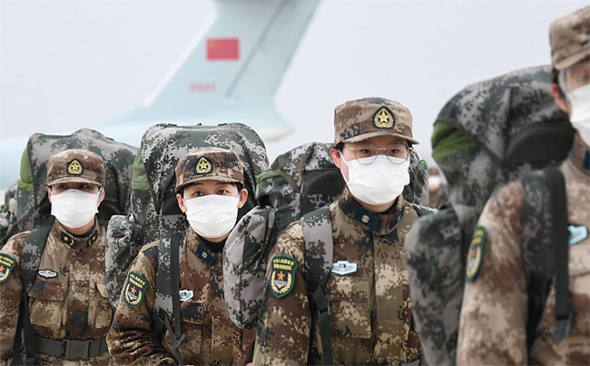 코로나19 확산을 막기 위해 수송기로 중국 우한 지역에 긴급투입된 중국군 의무부대원들.