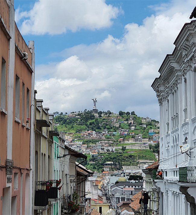 에콰도르 수도 키토의 두 상징 중 하나인 파네시요 언덕의 성모 마리아상 원경.