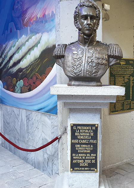 ‘조국의 사원’ 내에 있는 수크레 동상. 베네수엘라의 전 대통령 우고 차베스가 기증한 것이다.