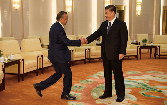 지난 1월 28일 시진핑 중국 국가주석이 테워드로스 아드하놈 거브러여수스 WHO 사무총장과 만나 악수를 하고 있다. ⓒphoto 뉴시스·AP