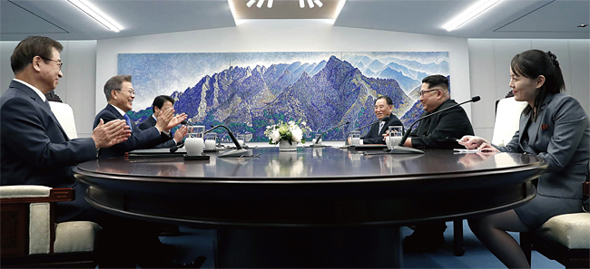문재인 대통령과 김정은 위원장이 2018년 4월 27일 남북 확대 정상회담을 갖고 있다. ⓒphoto 위키피디아