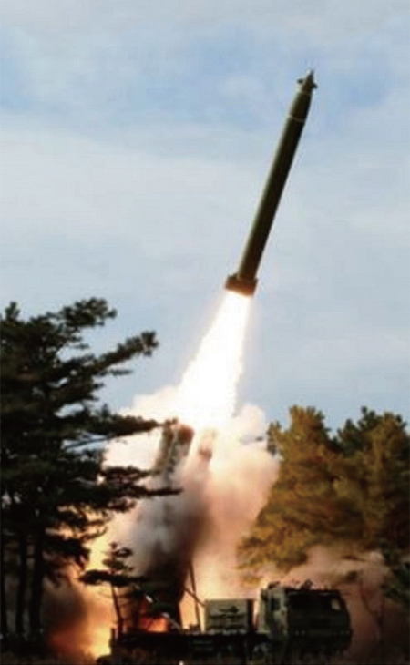 북한이 지난 3월 2일 초대형 방사포를 발사하고 있다. ⓒphoto 노동신문