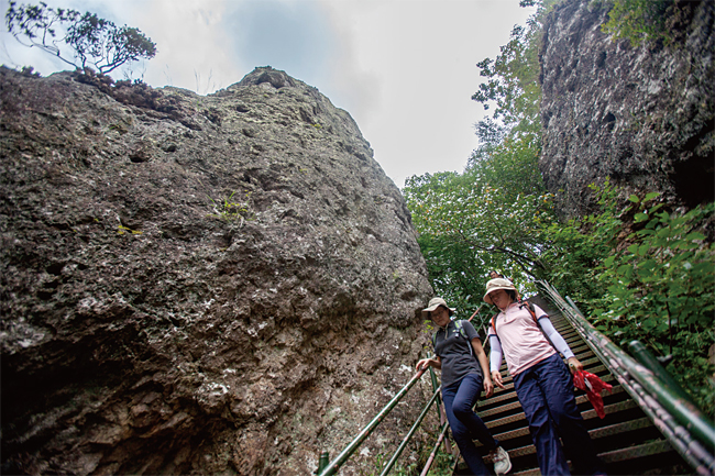 주먹처럼 솟은 바위 위에 올라앉은 도솔암에 오르는 계단. ⓒphoto 이신영 영상미디어 기자
