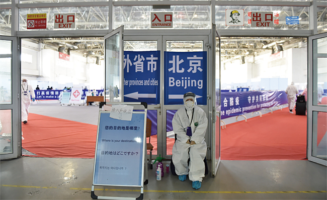 지난 3월 15일 중국 베이징 서우두공항 인근 신국제전람중심 (컨벤션센터)에 마련된 입국자 선별장. ⓒphoto AP·뉴시스